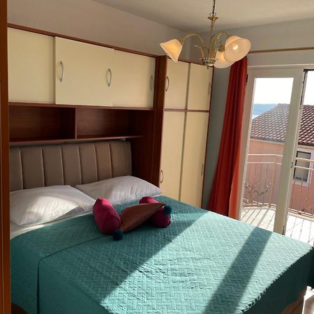 Comfortable Apartment Near The Sea Trogir Bagian luar foto