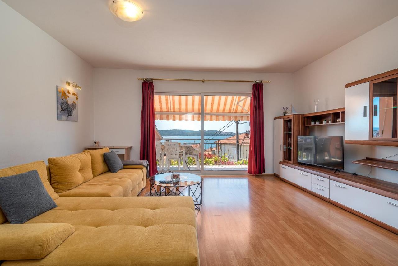 Comfortable Apartment Near The Sea Trogir Bagian luar foto