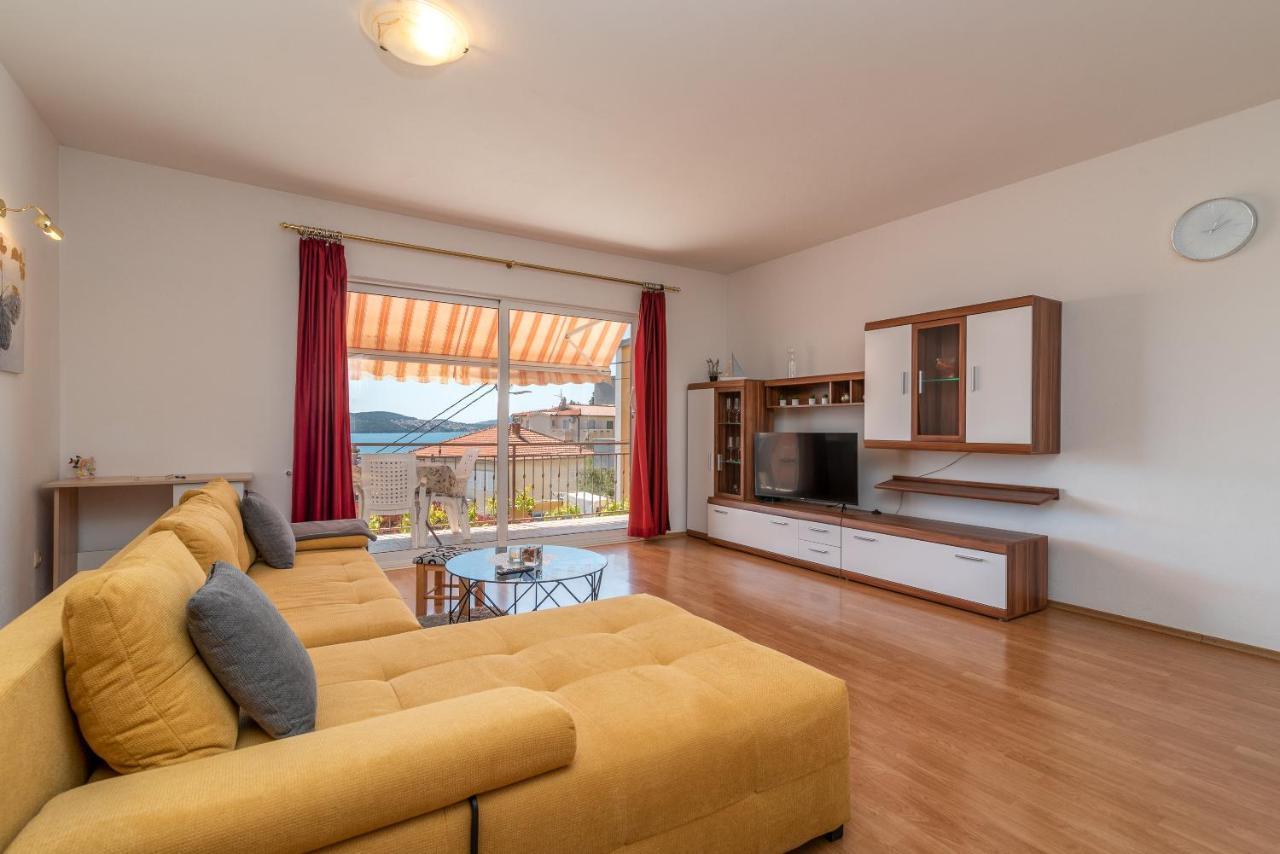Comfortable Apartment Near The Sea Trogir Bagian luar foto