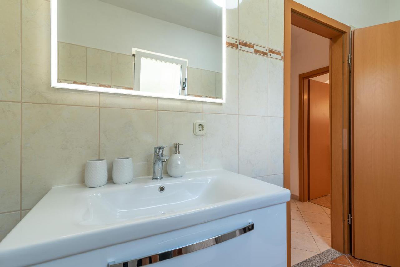 Comfortable Apartment Near The Sea Trogir Bagian luar foto
