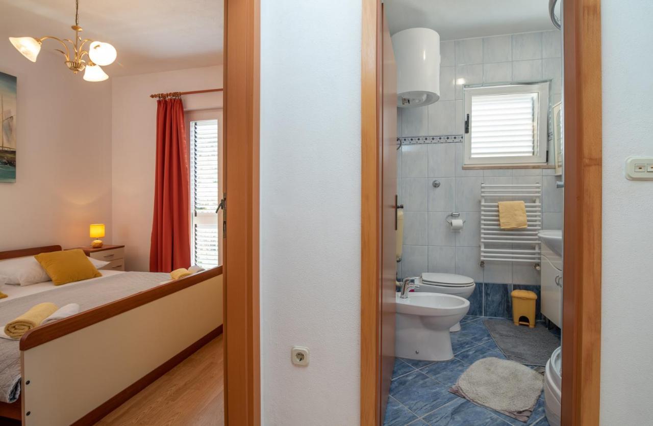 Comfortable Apartment Near The Sea Trogir Bagian luar foto