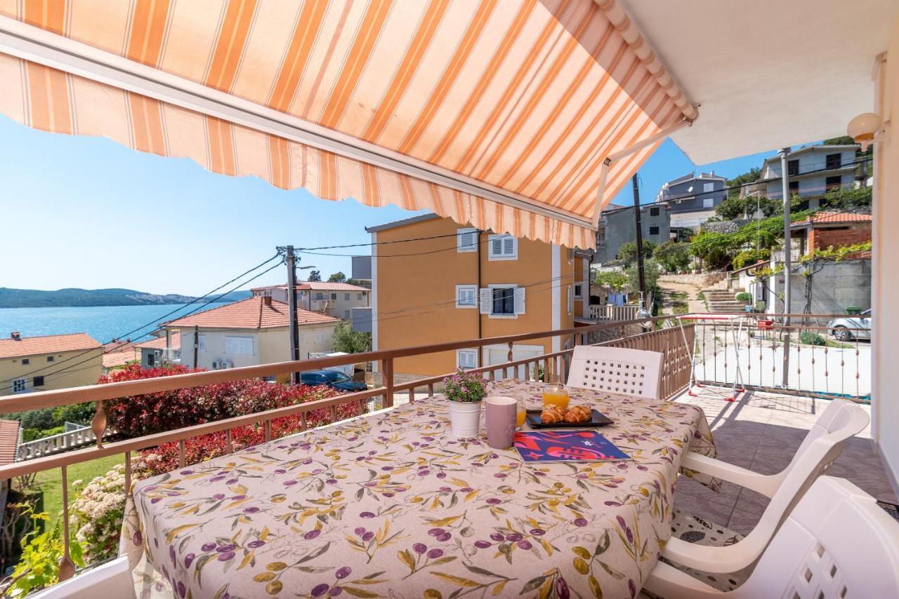Comfortable Apartment Near The Sea Trogir Bagian luar foto