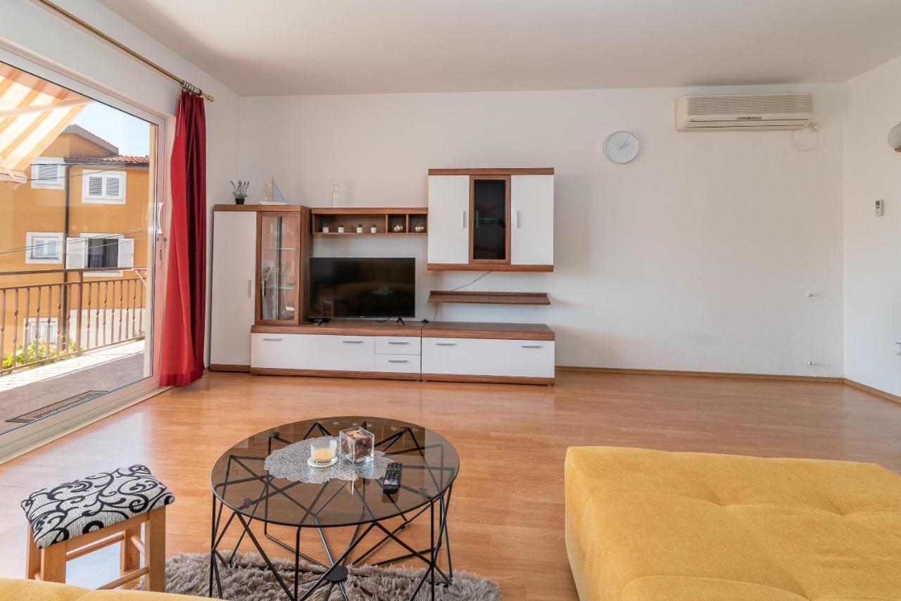 Comfortable Apartment Near The Sea Trogir Bagian luar foto