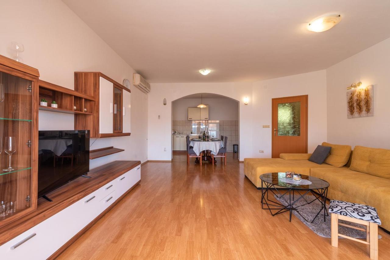 Comfortable Apartment Near The Sea Trogir Bagian luar foto