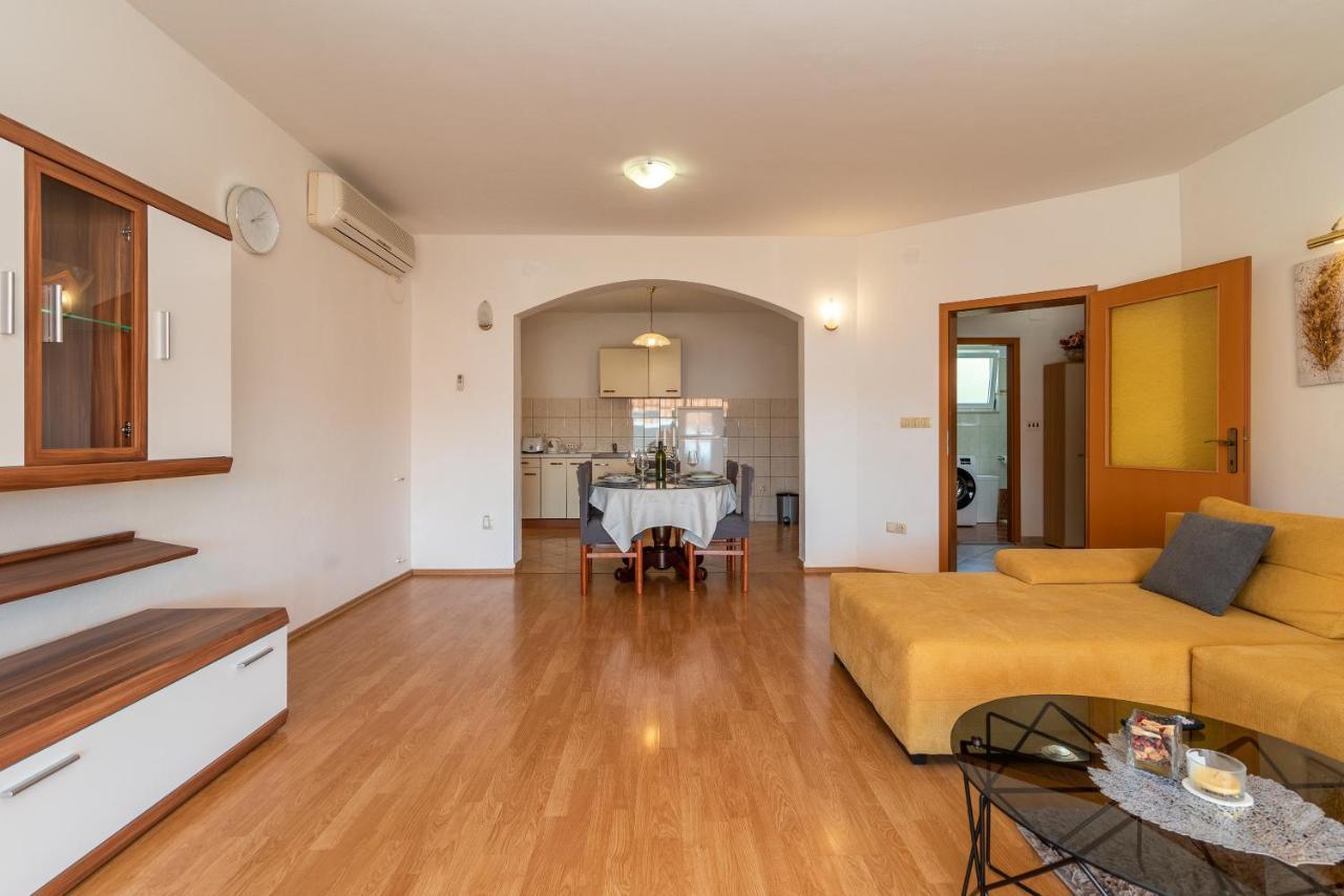 Comfortable Apartment Near The Sea Trogir Bagian luar foto
