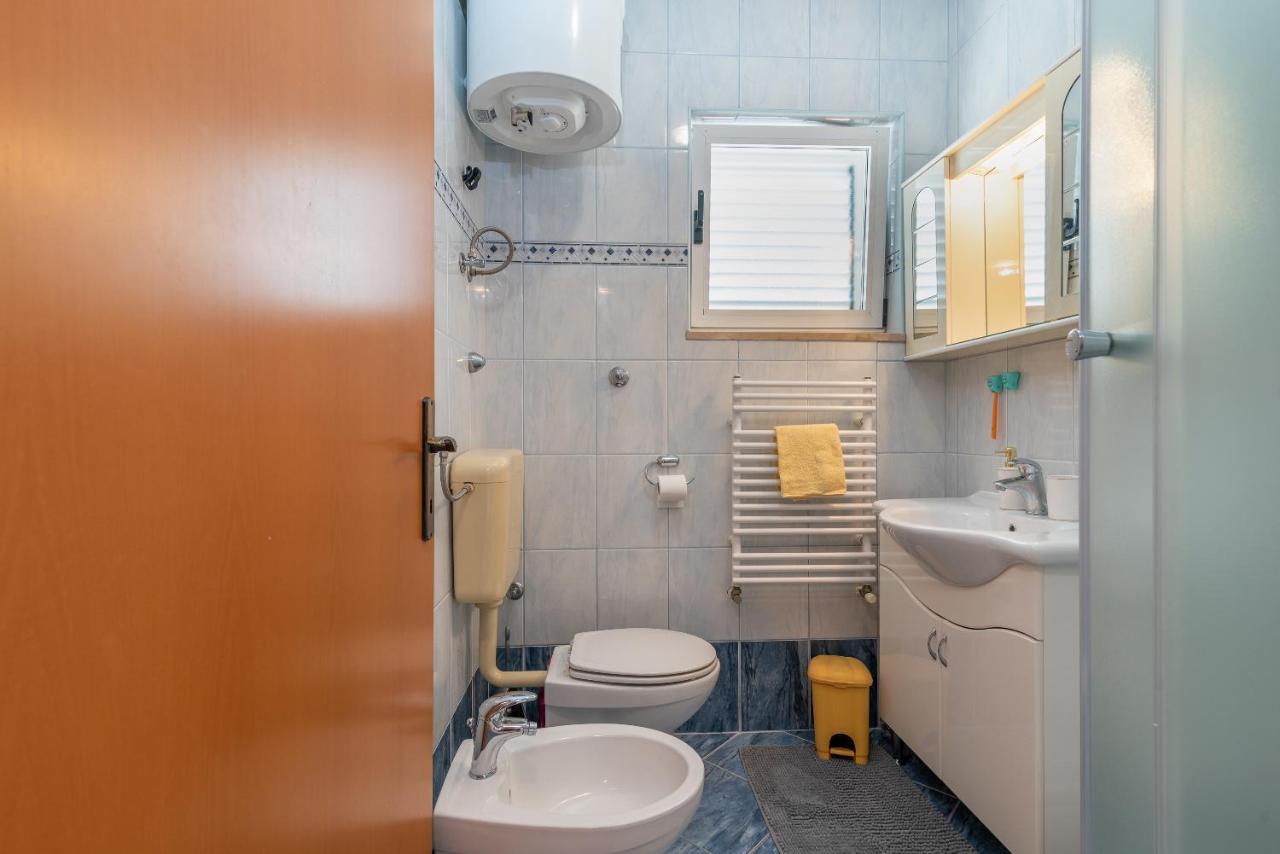 Comfortable Apartment Near The Sea Trogir Bagian luar foto