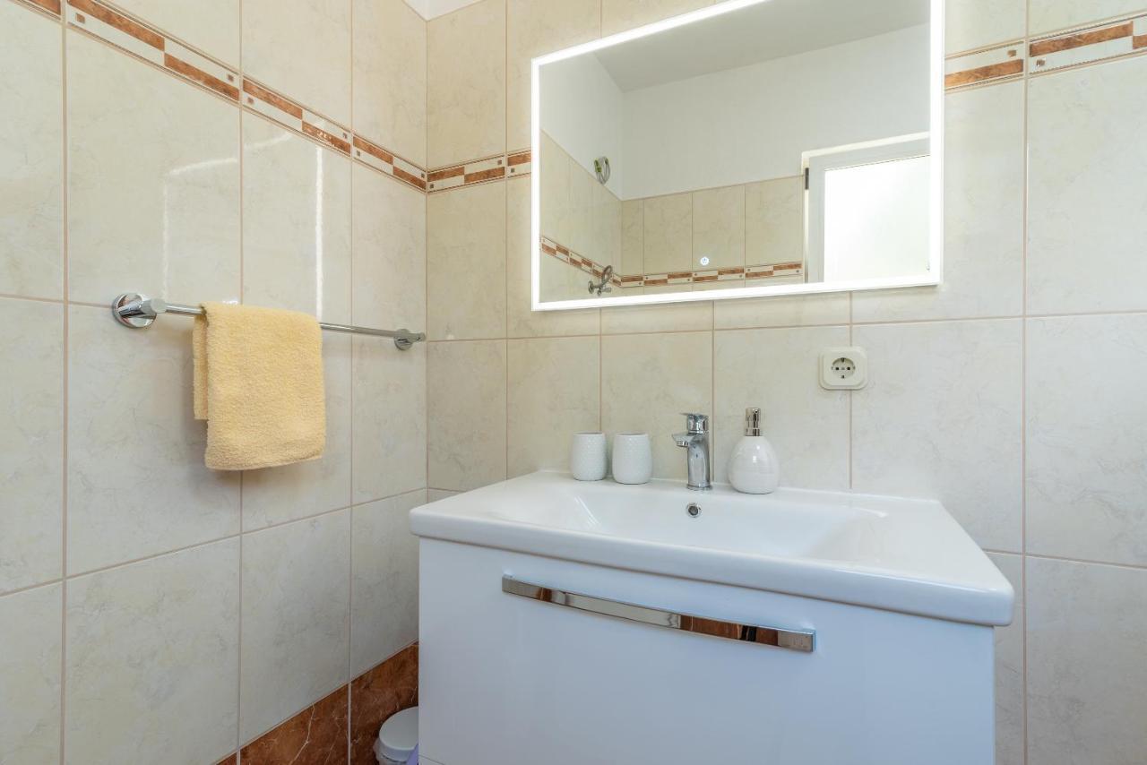 Comfortable Apartment Near The Sea Trogir Bagian luar foto