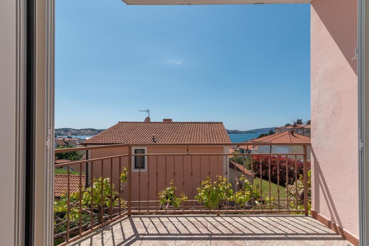 Comfortable Apartment Near The Sea Trogir Bagian luar foto
