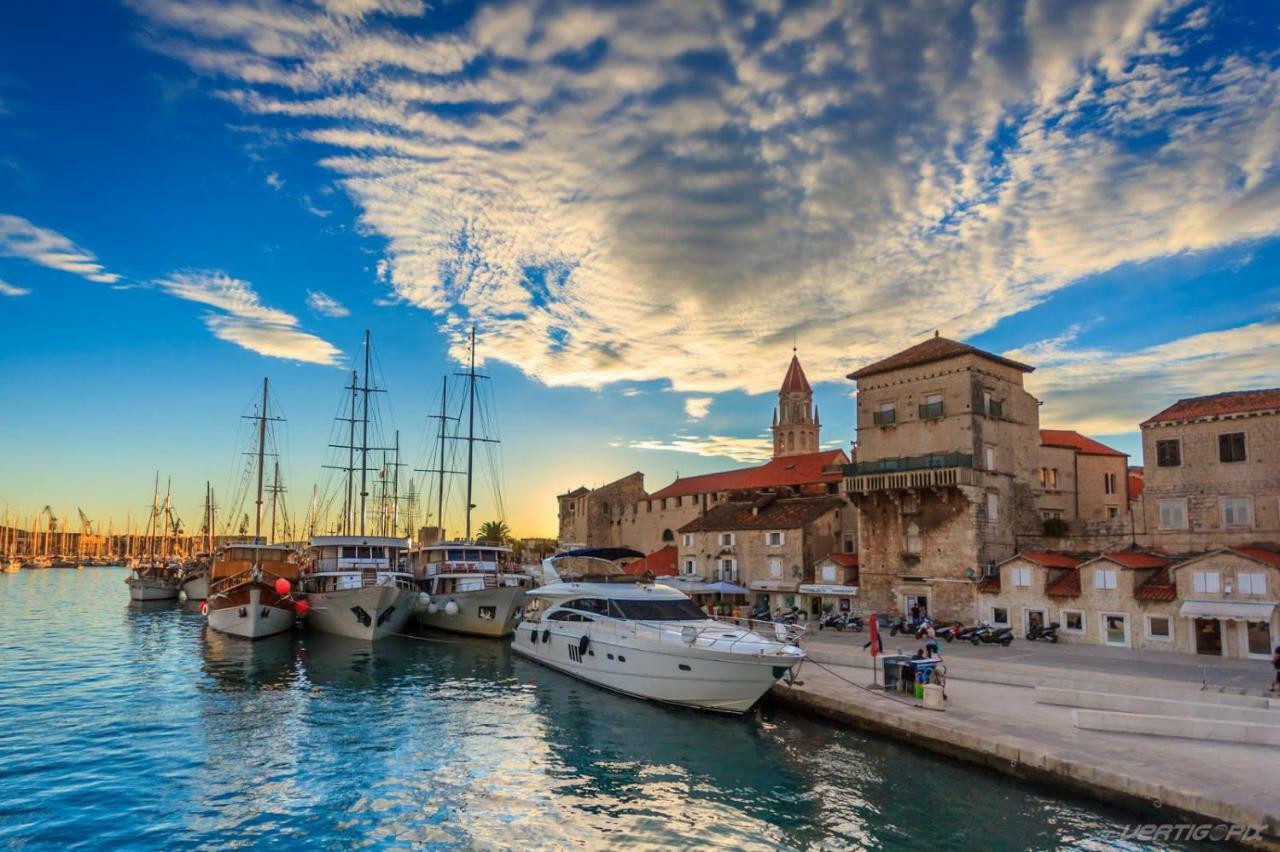 Comfortable Apartment Near The Sea Trogir Bagian luar foto